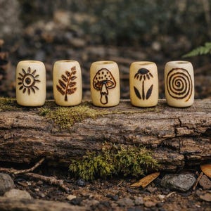 Gegraveerde dreadkralen 5-6 mm van hout met natuurlijke motieven