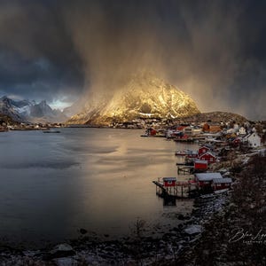 Impresión de las islas Lofoten: Paisaje de luz dorada en el Ártico noruego