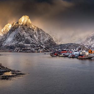 Impresión de las Islas Lofoten: Amanecer ártico, escena invernal de Reine Norway