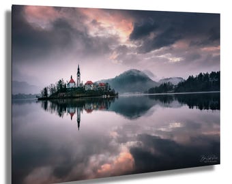 Impresión invernal del lago Bled: Paisaje reflejado en la hora azul de Eslovenia