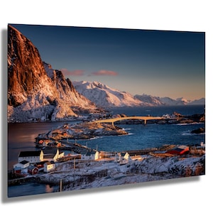 Impresión de invierno de Lofoten: Sakrisøy Arctic Village Golden Sunrise