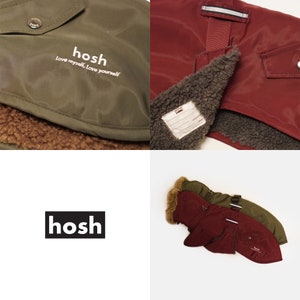 Puede incluir: Abrigos para perros verde oliva y burdeos con capucha forrada de piel sint&eacute;tica y un interior suave y afelpado. Los abrigos tienen un bolsillo y un cierre a presi&oacute;n. El nombre de la marca "hosh" est&aacute; impreso en el abrigo.