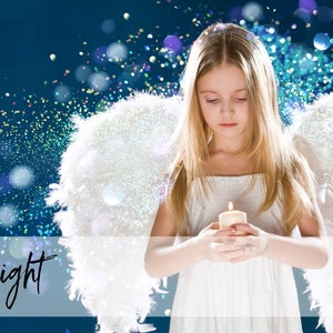 Puede incluir: Una niña con alas de ángel blancas sostiene una vela encendida frente a un fondo azul con luces brillantes. El texto "Magic Light" está en la esquina inferior izquierda de la imagen. 27 superposiciones de fotos de alta resolución.