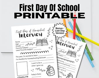 Può includere: Fogli stampabili "Primo giorno di scuola" e "Intervista dell'ultimo giorno di scuola a casa". Il testo nero su carta bianca include richieste per nome, età, classe e materia preferita. Matite colorate sullo sfondo.