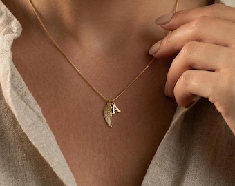 Collar con inicial de alas de ángel, collar con letra personalizada, joyería conmemorativa minimalista en oro, colgante delicado para uso diario.