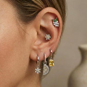 Puede incluir: Una taza de cerámica blanca con un asa negra y el texto "But First, Coffee" en negro y negrita. La taza está sobre una superficie blanca. La taza mide 10 cm de alto.