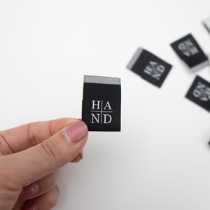 HAND Naaien Labels - THE BLACK van Sewing Therapy (10 Labels in elke envelop)
