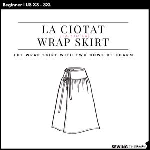 Puede incluir: Ilustración de línea de una falda envolvente con dos lazos en la cintura. La falda se llama "La Ciotat Wrap Skirt" y el texto "The wrap skirt with two bows of charm" está debajo de la ilustración. El texto "Sewing Therapy" está en la parte inferior de la imagen.