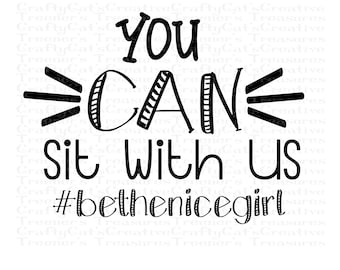 Puede incluir: Texto gráfico en blanco y negro que dice "YOU CAN Sit With Us #bethenicegirl".