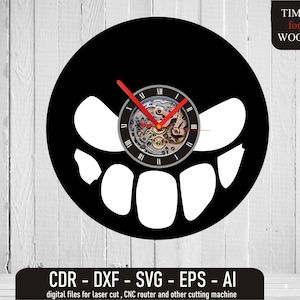 Puede incluir: Cara de reloj en blanco y negro con un diseño de cara sonriente. La esfera del reloj tiene un diseño de engranaje en el centro y marcas de números romanos alrededor del borde. La esfera del reloj está sobre un fondo negro.