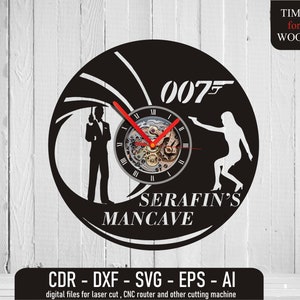 Puede incluir: Silueta en blanco y negro de un reloj con una esfera que dice "007" y las palabras "SERAFIN'S MANCAVE" debajo. El reloj está diseñado para parecerse a un disco con una silueta de un hombre y una mujer a cada lado de la esfera.