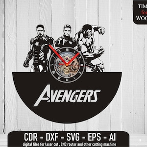 Op de afbeelding: Zwart-witte silhouet van drie Avengers-personages, Iron Man, Captain America en Hulk, met een klok in het midden. De klok heeft Romeinse cijfers en een rode secondewijzer. De tekst "AVENGERS" staat onder de klok.