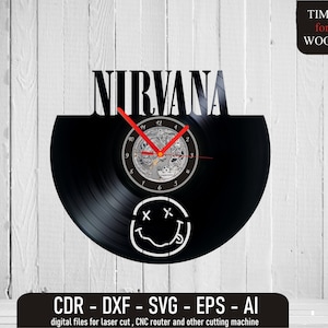 Op de afbeelding: Zwarte vinyl platen klok met een witte smiley en het woord "NIRVANA" in rode letters. De wijzerplaat van de klok is een zilveren tandwiel ontwerp met zwarte wijzers.