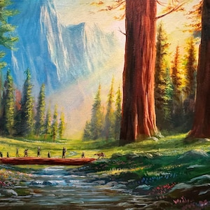 Pode incluir: Uma pintura que retrata uma cena de floresta com árvores altas de cor vermelha, um pequeno riacho e um grupo de pessoas caminhando sobre uma ponte de madeira. O fundo apresenta uma cordilheira com um céu azul.