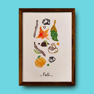 Op de afbeelding: Een ingelijst print met een herfstthema. De print bevat verschillende herfstachtige elementen, waaronder bladeren, eikels, een pompoen en een tak. De print is getiteld "_Fall_" in zwarte tekst.