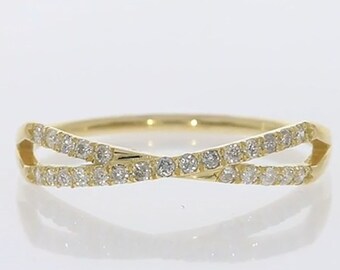 Anillo de eternidad minimalista con diamantes en oro de 14 quilates.