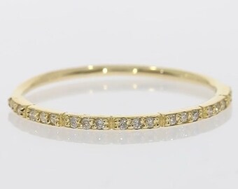 Anillo de eternidad de diamantes en oro de 14 quilates: delicado anillo apilable