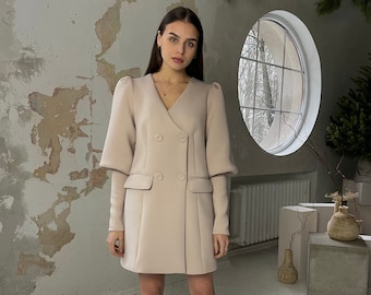 Robe élégante, robe classique, robe col V, robe jupe large, robe crème, robe ample minimaliste, robe d’occasion, robe d’invité de mariage,