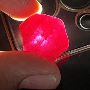 Piedra rubí natural en bruto / Ejemplar transparente en bruto 34,1 quilates 25 x 22 x 5 mm