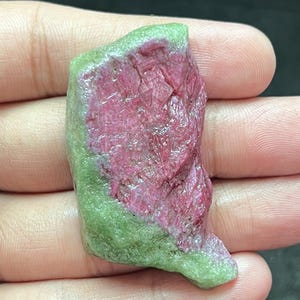 Tranche brute de rubis zoisite naturel | Spécimen en anyolite coupé à la main, 190 ct, 55 x 32 x 11 mm