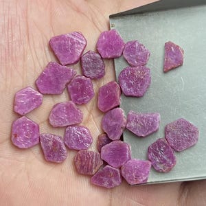 Lotto di rubini grezzi naturali selezionati a mano / Pietra di corindone grezzo 10-12 mm