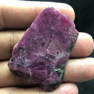 Fetta di rubino naturale grezzo / cristallo di rubino curativo per gioielli, decorazioni ed energia 118,7 CT 46x36x6 MM