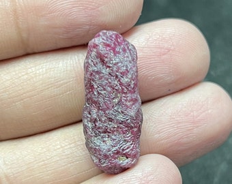 Piedra en bruto de rubí / Mineral rojo transparente 8,74 g 29 x 22 x 21 mm