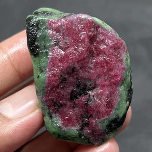 Autentyczny naturalny rubinowy zoisyt w stanie surowym | Surowy okaz anyolitu 76,9 g 52 x 35 x 30 mm