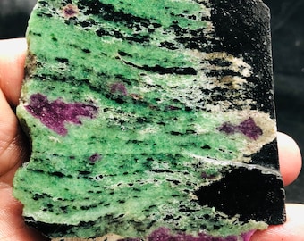 Naturalny rubinowy zoisyt, surowy plaster | Ręcznie cięty okaz anyolitu 679,2 ct, 92x70x10 mm