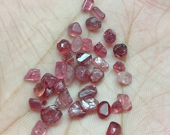 Naturalny czerwony spineli w surowej partii | Przezroczysty surowy okaz 4,2 g, 4-6 mm