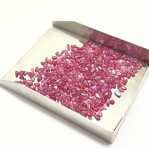 Glasfylld rubin i grovt parti | Naturlig form polerad ädelsten 3-5 mm