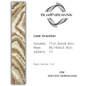 Puede incluir: Un patrón de brazalete de telar con un esquema de color marrón, beige y blanco. El patrón tiene 17 columnas de ancho y 85 filas de largo, y utiliza 11 colores. El patrón es para cuentas Miyki Delica 11/0. El patrón está disponible como descarga instantánea en PDF.