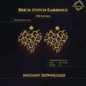 Op de afbeelding: Een digitaal PDF-patroon voor baksteek oorbellen. De oorbellen zijn hartvormig met een luipaardprint in zwart en goud. De tekst op de afbeelding luidt "BRICK STITCH EARRINGS" en "INSTANT DOWNLOAD". De oorbellen meten 3,5 cm in hoogte en breedte.