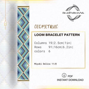 Pode incluir: Um padrão geométrico para pulseira de tear com um design de diamante em tons de azul e branco. O padrão inclui o texto "CEOMETRIC" e "LOOM BRACELET PATTERN". O padrão tem 2,5 cm de largura e 16 cm de comprimento.