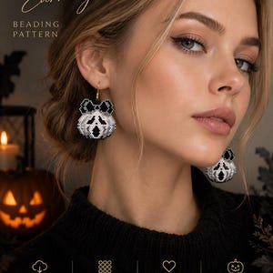 Puede incluir: Patrón de abalorios para pendientes de Halloween en punto ladrillo con un diseño de fantasma en cuentas negras, blancas y grises. El texto dice BRICK STITCH HALLOWEEN EARRINGS BEADING PATTERN, INSTANT DOWNLOAD, MIYUKI DELICA 11/0, EASY TO FOLLOW PATTERN, PERFECT FOR HALLOWEEN SEASON, BeadPatternNK.