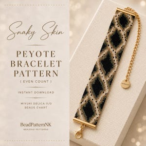 Peut inclure: Un bracelet peyote large avec un motif en losanges noir, blanc et beige rappelant une peau de serpent. Il comporte des barrettes en métal doré, un fermoir mousqueton et une chaînette d'extension avec une breloque. Texte : Snaky Skin PEYOTE BRACELET PATTERN.