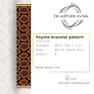 Może przedstawiać: Cyfrowy wzór bransoletki Peyote z motywem skóry węża w kolorze brązowym i czarnym. Wzór zawiera 2,7 cm kolumn, 16,4 cm rzędów i 4 kolory. Tekst brzmi "BeadPatternNK" i "Peyote bracelet pattern".