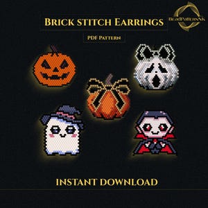 Puede incluir: Un patrón PDF digital para pendientes de punto de ladrillo. La imagen presenta cinco diseños de pendientes con temática de Halloween: una calabaza, una calabaza con lazo, un fantasma, un vampiro y un fantasma con sombrero de bruja. El texto dice "BRICK STITCH EARRINGS" e "INSTANT DOWNLOAD."