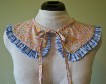 Collar Liberty Wiltshire Berry Peter Pan: colorido cuello con cierre de lazo desmontable en rosa y amarillo en el icónico tejido Liberty Tana Lawn