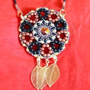 Ciondolo "Marrakesh" realizzato con perline di vetro, perline, foglia, mosaico, cordino in pelle