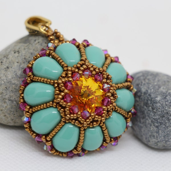 Pendentif " Rhéa" turquoise , tissé à la main en perles de verre et cabochon en cristal Swarovski.