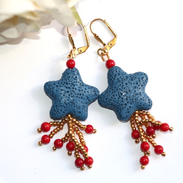 Boucles d'oreilles "Stella" étoile bleue, pierre de lave, chips bambou de mer rouge façon corail