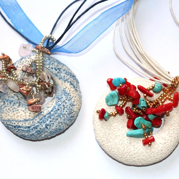 Pendentif donut en pierre de lave blanc, chips en bambou de mer et howlite turquoise