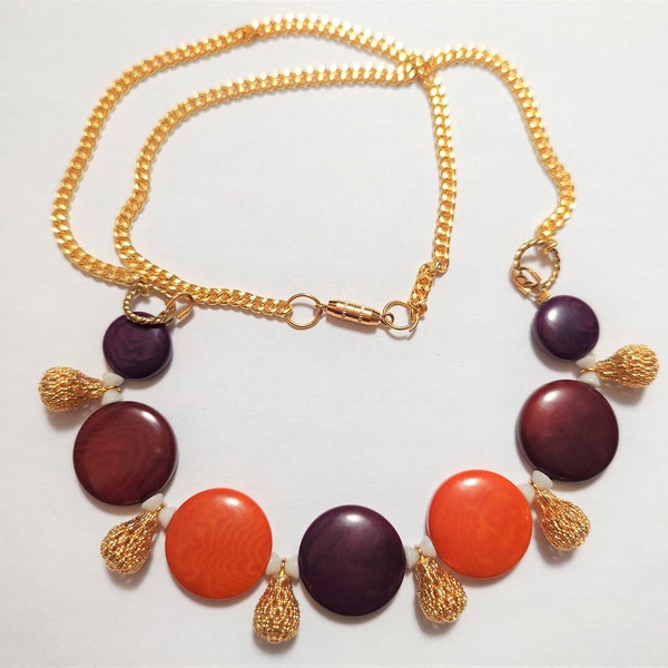 Collier perle de tagua, goutte filigranées dorées, perles en verre.