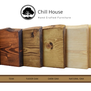 K&ouml;nnte beinhalten: Sechs Holzproben in verschiedenen Holzbeizen: Walnuss, Teak, Tudor-Eiche, dunkle Eiche, nat&uuml;rliche Eiche und antiker Kiefer. Die Holzproben sind horizontal von links nach rechts angeordnet. Chill House Handgefertigte M&ouml;bel.