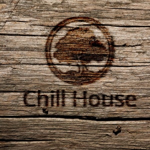 Op de afbeelding: Een rustiek houten bord met een ingebrand beeld van een boom en de tekst "Chill House".