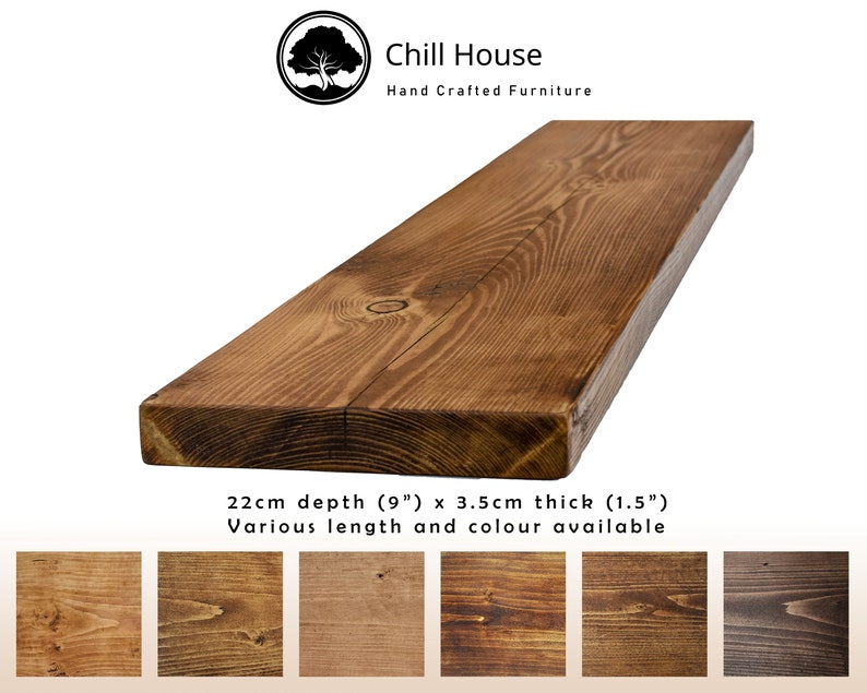 Op de afbeelding: Een rustiek houten plank met een natuurlijke houtkleur. De plank is 22 cm diep en 3,5 cm dik. Verschillende lengtes en kleuren zijn beschikbaar.