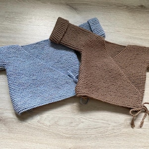 Op de afbeelding: Een set van drie keramische mokken met een gespikkelde, matte afwerking. De mokken zijn in crème, grijs en zwart. Elke mok heeft een eenvoudig, minimalistisch ontwerp, perfect voor koffie of thee.