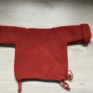 Handgemaakt wollen babyvestje in wikkelmodel, van pasgeboren tot 3 maanden, Phildar