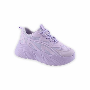 Pode incluir: Um tênis chunky lilás com cabedal em mesh e sintético. O tênis apresenta uma sola grossa e ondulada e cadarços lilás combinando. O design é moderno e esportivo, adequado para uso casual.